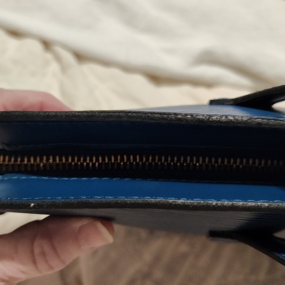 Louis Vuitton Blue Epi Women's Bag - Picture 10 of 13